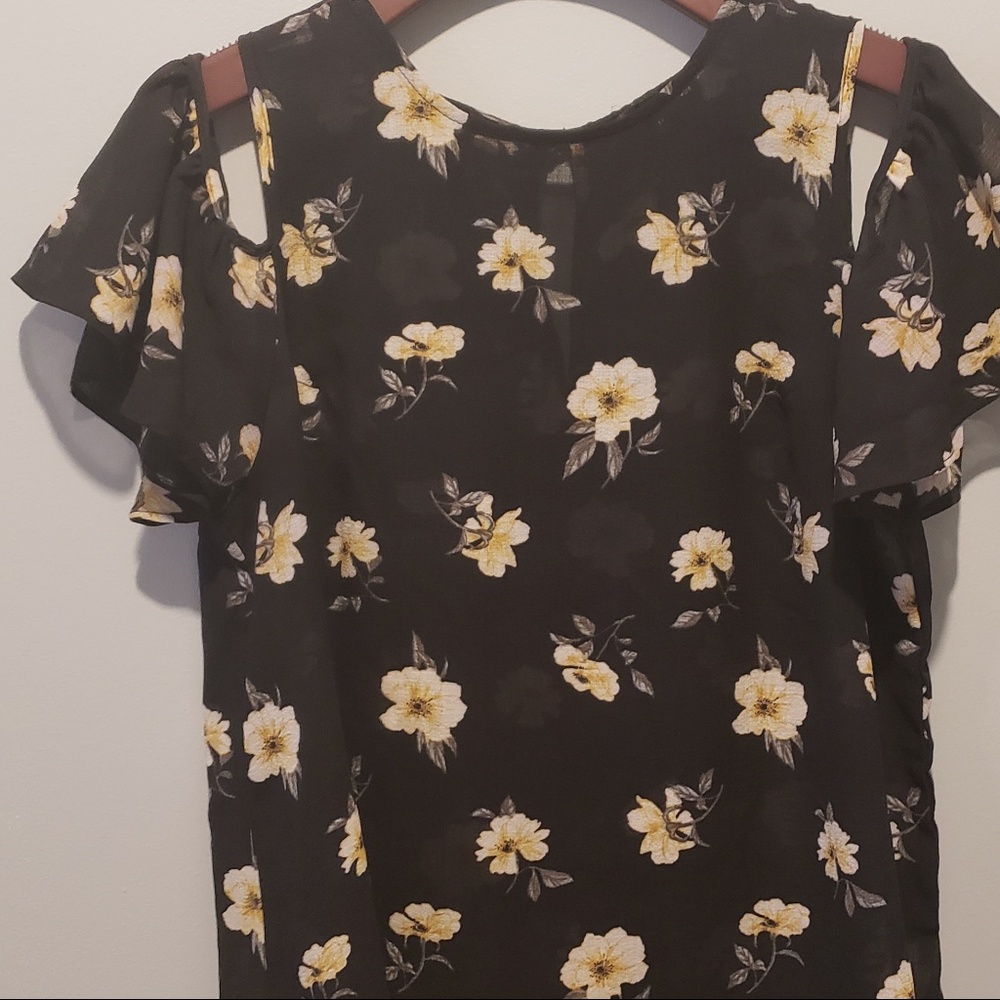 Violets & Roses Emberly Cold Shoulder Top - Picture 2 of 5